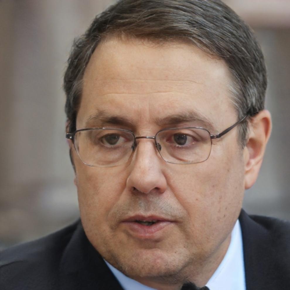 Professioneller Film-Editor im Schneideraum