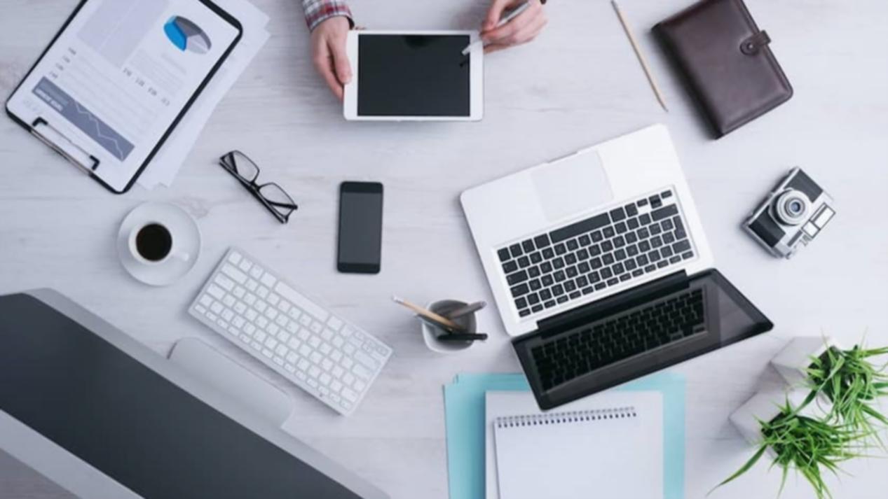 Professioneller Filmschnittplatz mit mehreren Monitoren