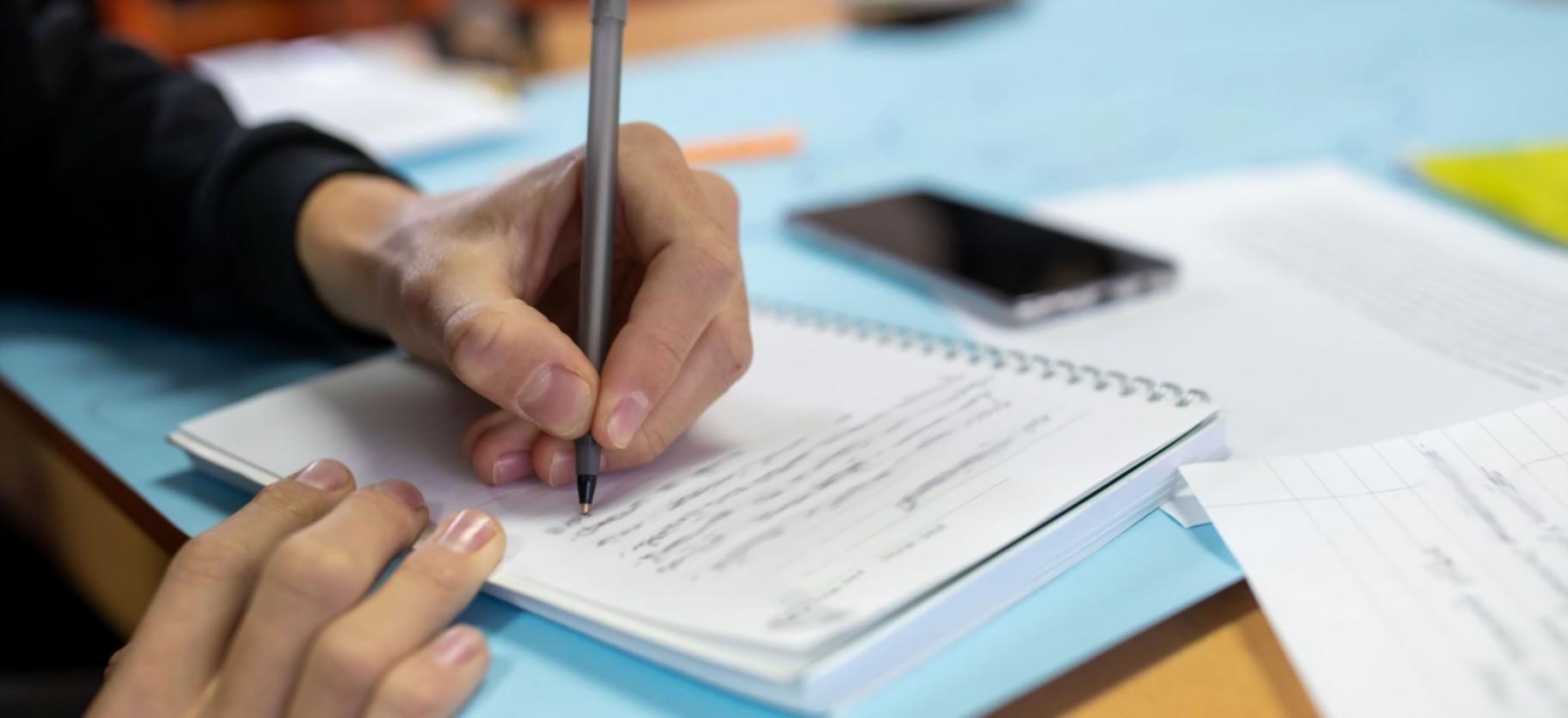 Film-Schnitt Arbeitsumgebung mit Bildschirmen und Schnittsoftware