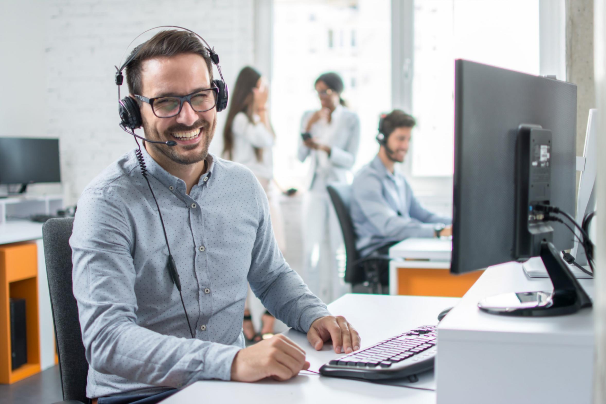 Professioneller Schnittplatz mit mehreren Monitoren bei der Bearbeitung von Filmmaterial