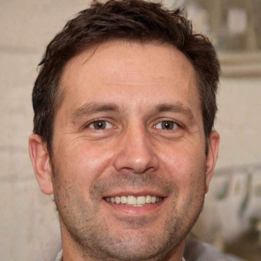 Erfahrener Film-Editor bei der Arbeit